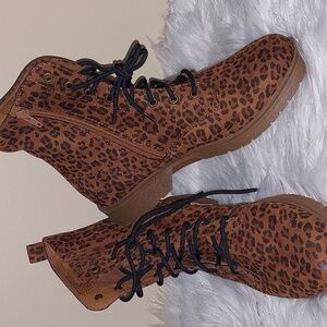 Ladies leopard boots